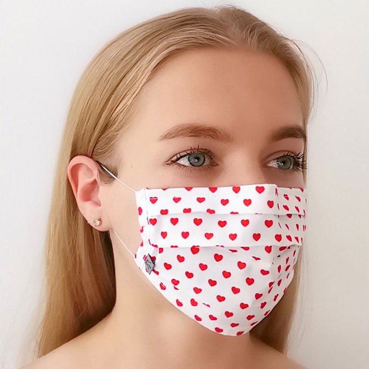 Маска многоразовая защитная Сердечки 100% хлопок (двухслойный), с зажимом фото 1 — Интернет каталог PriceOK